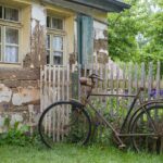 Fahrrad an einem Zaun vor einem Haus